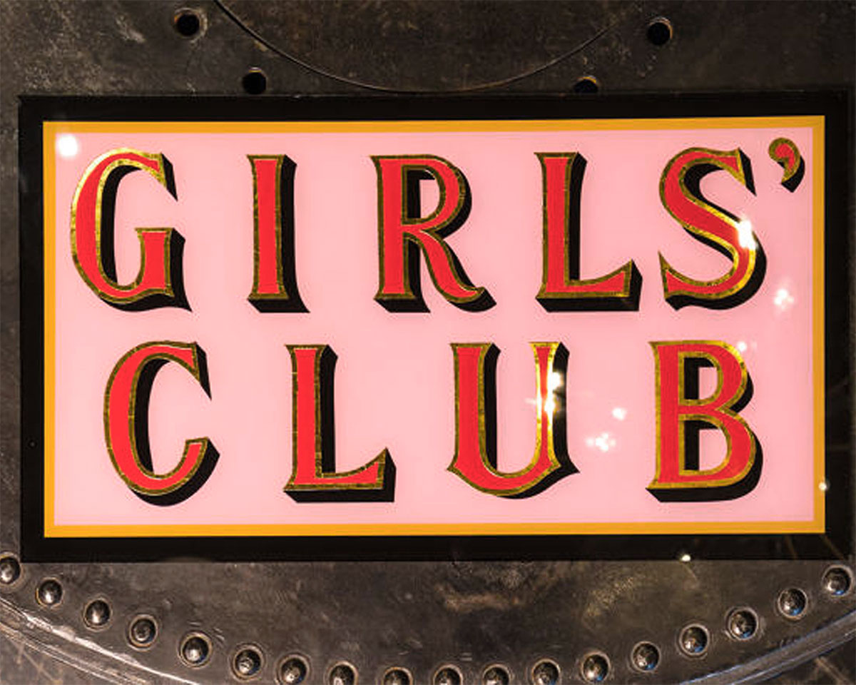 Panneau du Girls Club en Sheerluxe