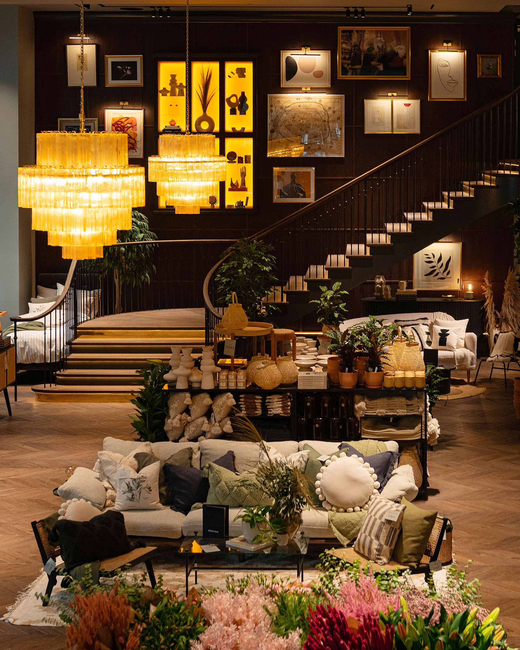 Murano-glass-chandelier-h-and-m-home-concept-store-Paris-Pure-white-lines