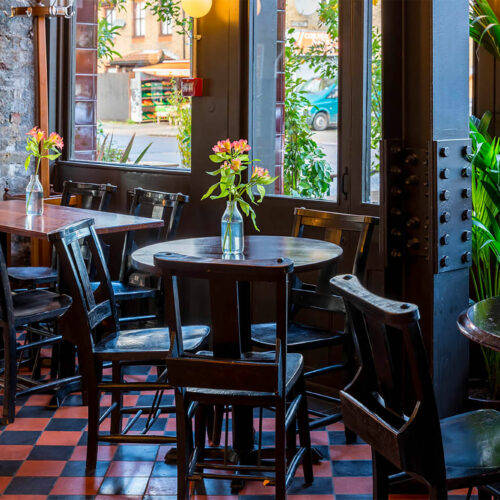 chaises de chapelle vintage pour le réaménagement d'un bar Londres