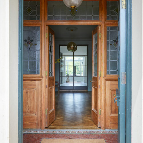 hall d'entrée conçu par Fiona Duke Interiors avec une lampe suspendue d'inspiration holophane Pure White Lines