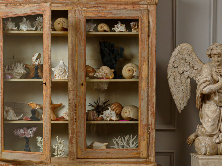 cabinets-antique-Pure-White-Lines-desktop
