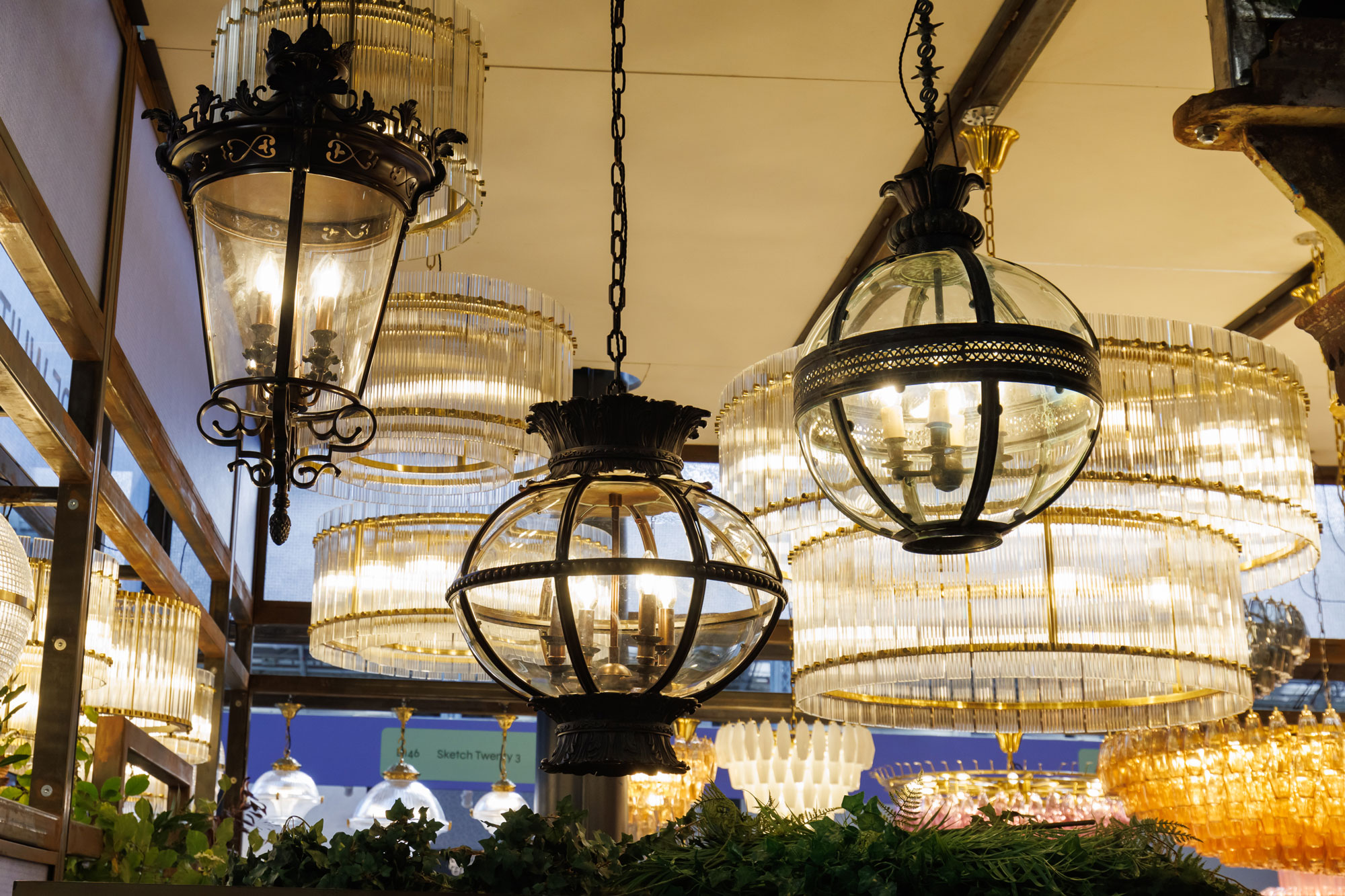 Dceorex 2022, lauréat du meilleur stand Pure White Lines - lanternes globe suspendues
