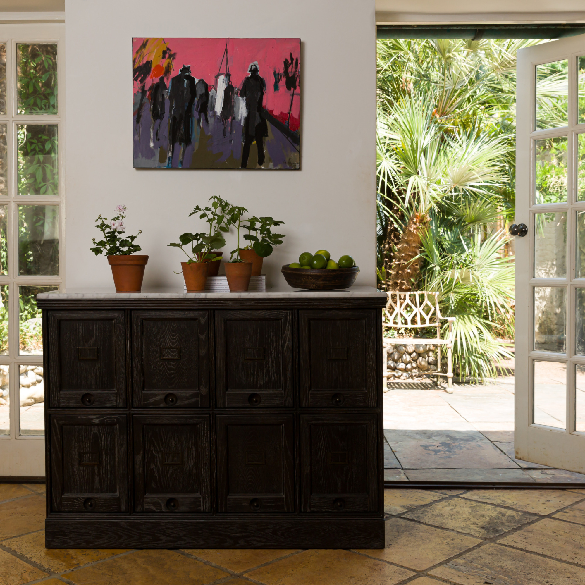 Serge Labegorre art Jessica Anselm Pure White Lines meuble de cuisine ou de couloir d'inspiration antique