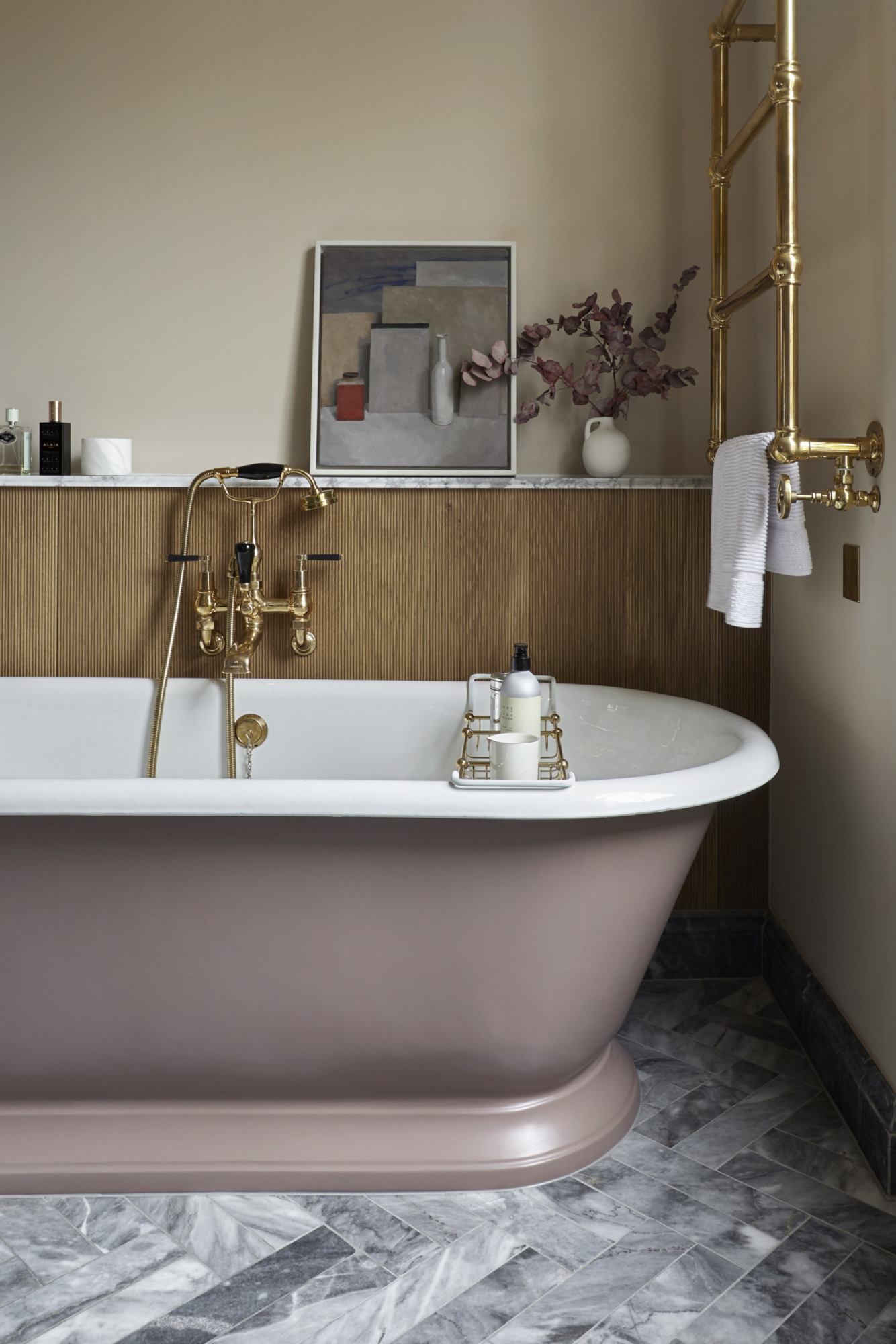 Frank & Faber interior design studio - projet de rénovation d'une maison victorienne - design de la salle de bain avec le plafonnier Pure White Lines