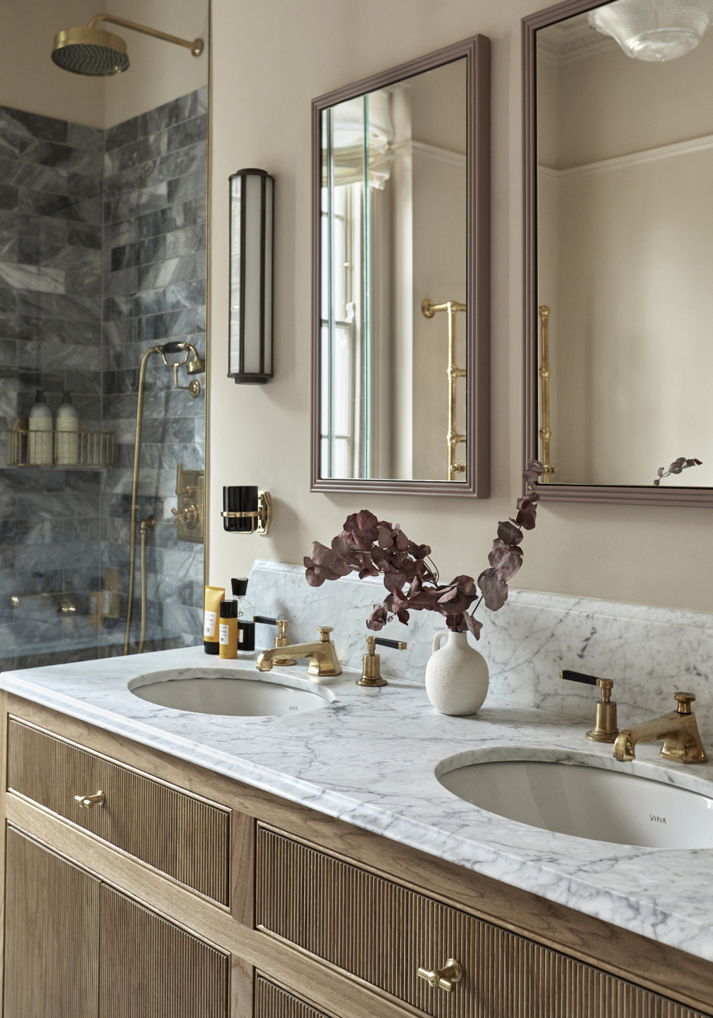 Frank & Faber interior design studio - projet de rénovation d'une maison victorienne - design de la salle de bain avec le plafonnier Pure White Lines