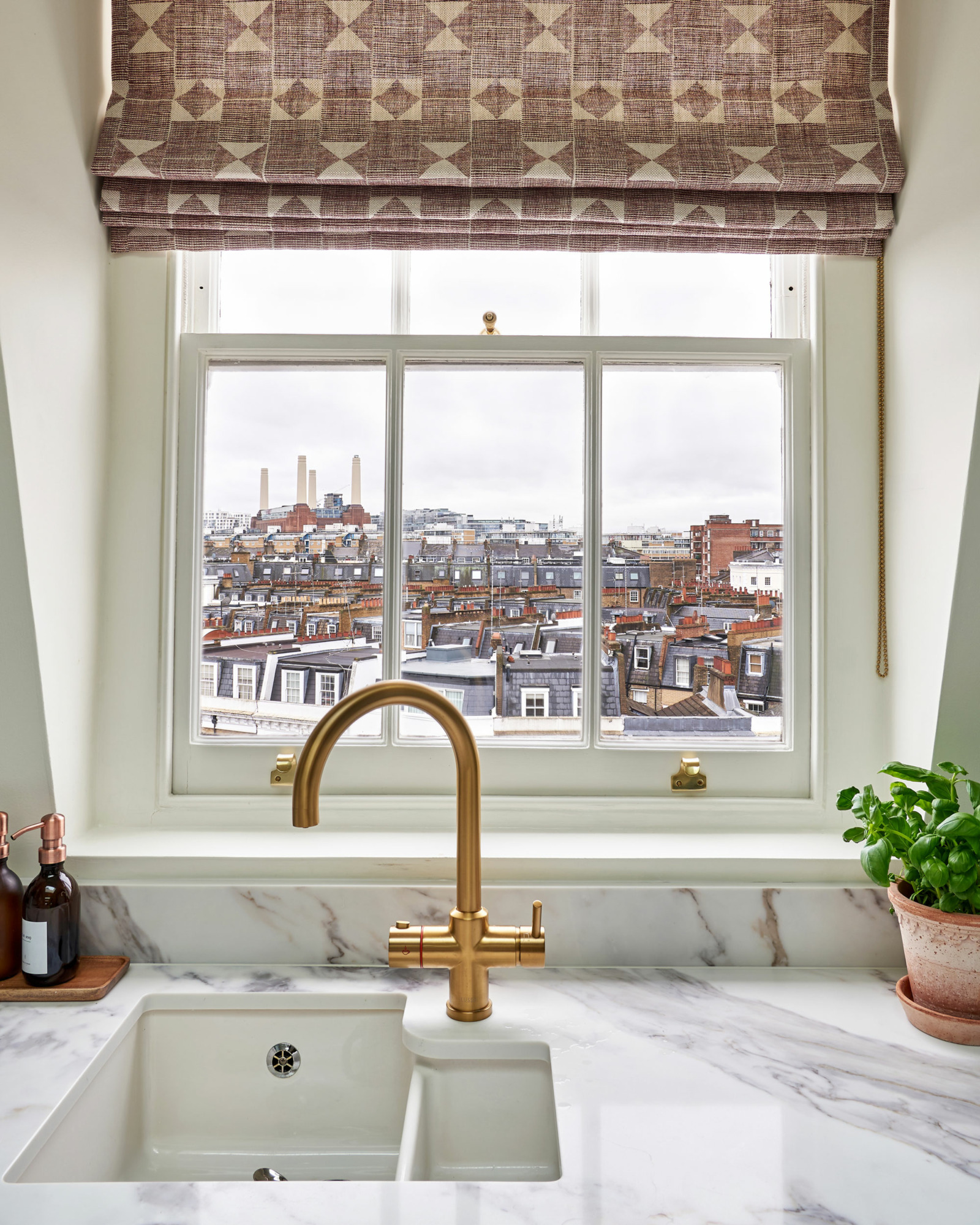 Pandora Taylor interior design - Belgravia apartment - kitchen design - lighting by Pure White Lines